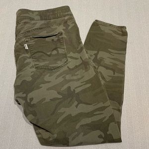 Levi’s Camo Skinny Jeans Size 16